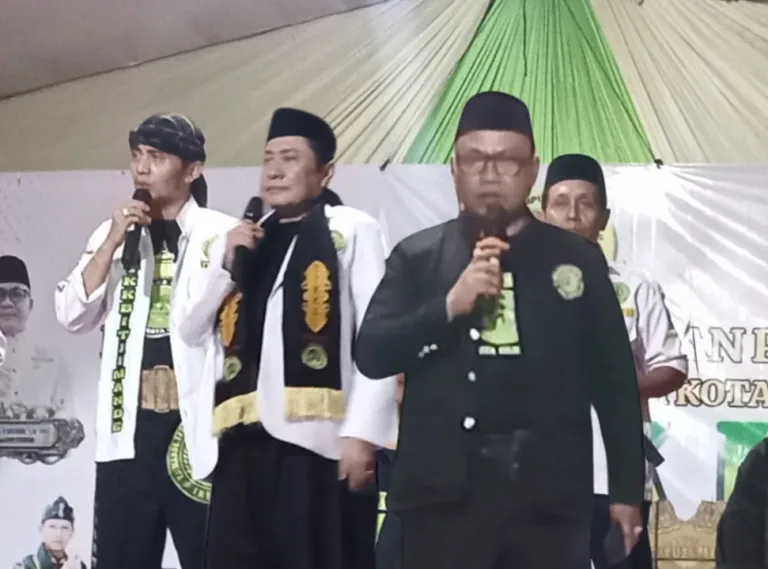 H. Tb. Arif Hidayat (Kanan), H. Hudi Nurhudiyat (Tengah), Hundusin Adistara (Kiri)